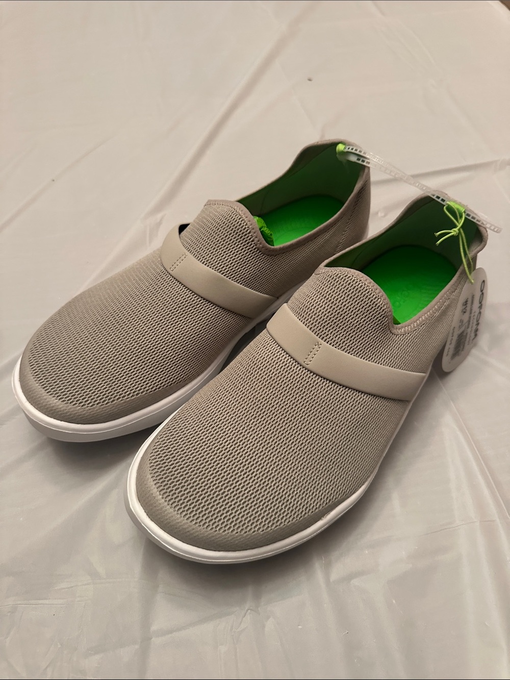 OOFOS Women’s  Slip-On Mesh Loafers in Light Gray with Green Insole